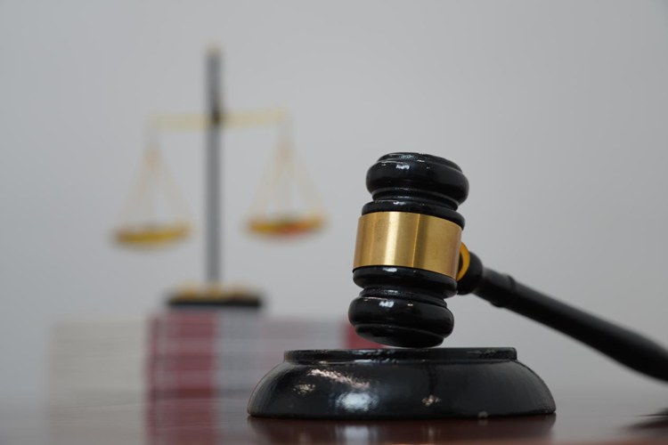 2017年春节,万家欢乐度佳节,上海金山的钟某却因欠下巨额债务心里蒙上阴影。思来想去,他萌生出售房屋偿还债务的“好方法”。 2017年春节,万家欢乐度佳节,上海金山的钟某却因欠下巨额债务心里蒙上阴影。思来想去,他萌生出售房屋偿还债务的“好方法”。