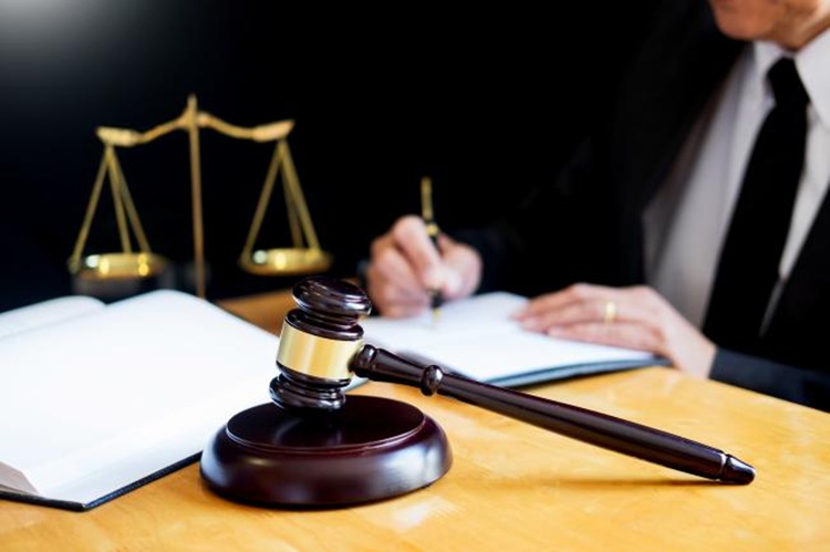 强吻他人，冠领律师依法辩护助委托人成功缓刑